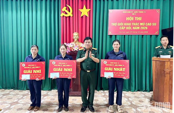 Đại tá Hà Văn Nam, Bí thư Đảng ủy, Phó đoàn trưởng Đoàn Kinh tế - Quốc phòng 74 trao giải nhất, nhì cho các tuyển thủ Đội 2.