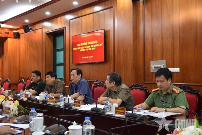 PGS, TS Nguyễn Hồng Vinh, nguyên Ủy viên Trung ương Đảng, nguyên Phó trưởng ban Thường trực Ban Tư tưởng - Văn hóa Trung ương (nay là Ban Tuyên giáo Trung ương), nguyên Tổng biên tập Báo Nhân Dân, thành viên Hội đồng chung khảo (ngồi giữa) phát biểu tại buổi họp. 