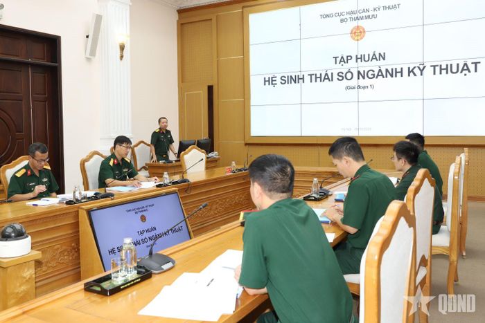  Giáo viên giới thiệu tổng quan về hệ sinh thái số ngành kỹ thuật. 