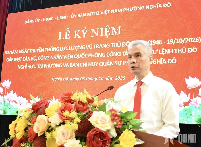  Đồng chí Nguyễn Hồng Sơn, Bí thư Đảng ủy, Chủ tịch HĐND phường Nghĩa Đô phát biểu tại buổi lễ.  