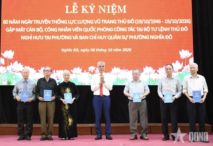 Lãnh đạo phường Nghĩa Đô trao quà tặng các gia đình chính sách trên địa bàn phường.