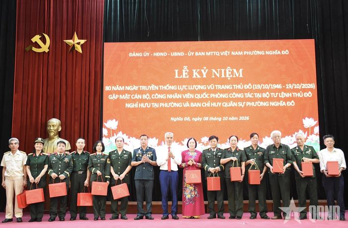 Trao quà tặng các cán bộ, công nhân viên quốc phòng công tác tại Bộ tư lệnh Thủ đô Hà Nội nghỉ hưu tại phường Nghĩa Đô. 