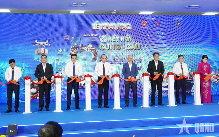  Lãnh đạo Bộ Công Thương, UBND TP Hồ Chí Minh cùng các đại biểu cắt băng khai mạc sự kiện.