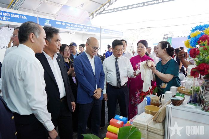 Các đại biểu tham quan trưng bày sản phẩm trong khuôn khổ sự kiện. 