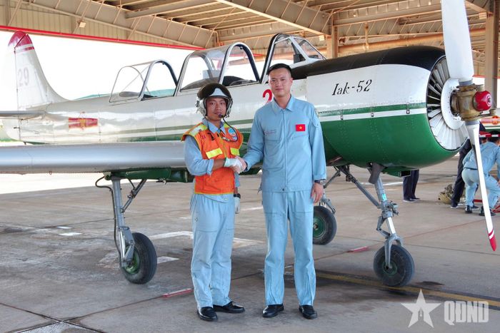 Giảng viên bay chúc mừng học viên sau khi thả đơn. 