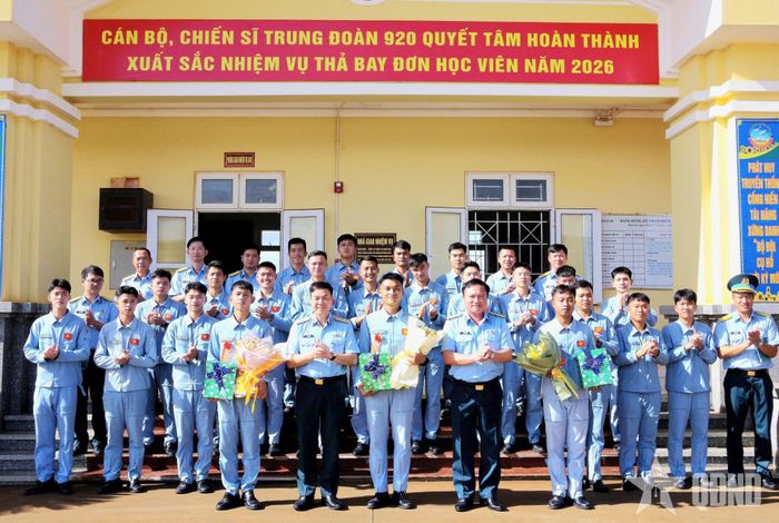  Thủ trưởng Trường Sĩ quan Không quân cùng cán bộ, giảng viên, học viên Trung đoàn Không quân 920. 