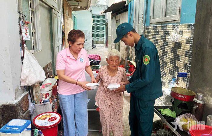 Đến tận nhà trao suất cơm tặng người già neo đơn.