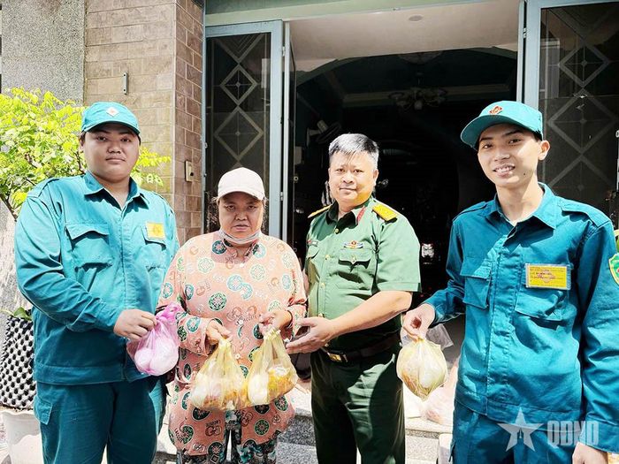 Người lao động được tặng suất cơm miễn phí.