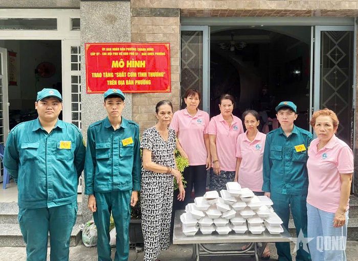 Các chiến sĩ Dân quân tham gia chuẩn bị những suất cơm nghĩa tình.