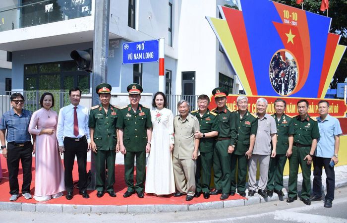 Các đại biểu thực hiện nghi thức gắn biển tuyến phố Vũ Nam Long. Ảnh: VŨ TÚ