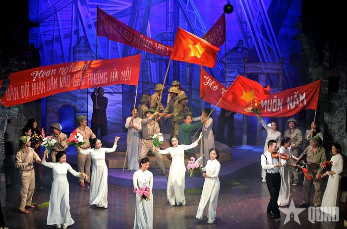 Vở diễn “Người con gái Hà thành” của Nhà hát Cải lương Hà Nội tham dự liên hoan. Ảnh: PHẠM SỸ