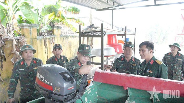  Đoàn công tác Bộ CHQS tỉnh Quảng Ngãi kiểm tra thực tế công tác chuẩn bị ứng phó mưa lũ tại xã Đình Cương. 