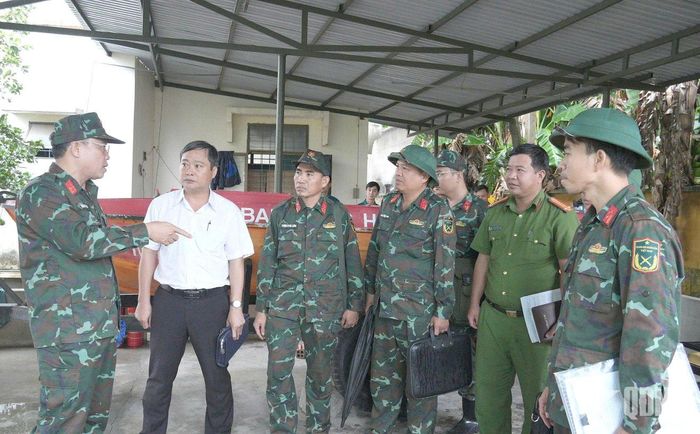  Đoàn công tác Bộ CHQS tỉnh Quảng Ngãi kiểm tra thực tế công tác chuẩn bị ứng phó mưa lũ tại xã Đình Cương. 
