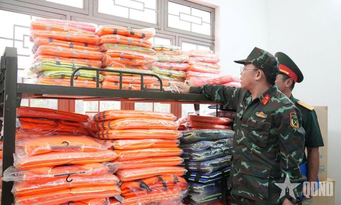  Đại tá Trần Hữu Ích kiểm tra kho vật chất dự trữ làm nhiệm vụ phòng, chống thiên tai, tìm kiếm cứu nạn tại Ban CHQS xã Nghĩa Hành.  