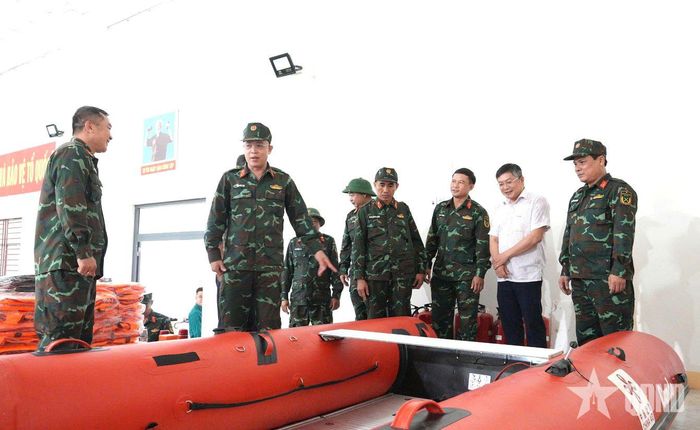  Đại tá Trần Hữu Ích kiểm tra phương tiện, vật chất đảm bảo cho nhiệm vụ phòng, chống lụt bão tại xã Phước Giang. 