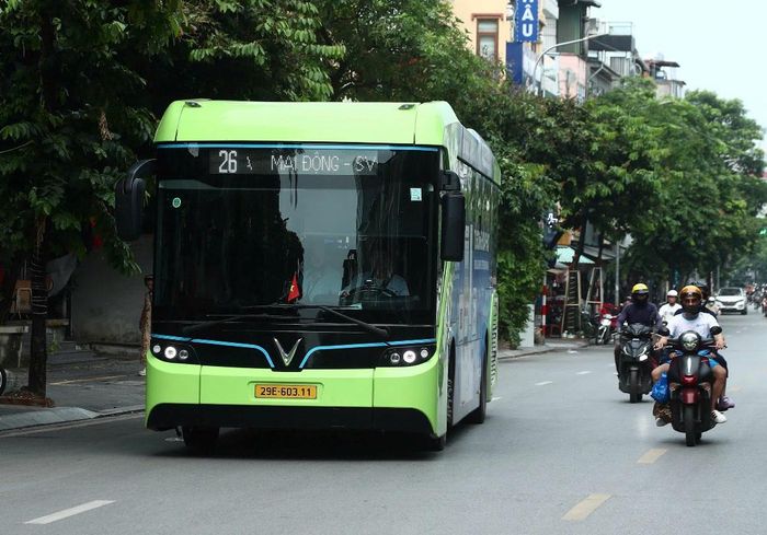   Xe buýt điện hoạt động tại Hà Nội.  