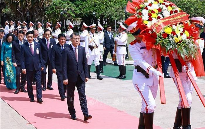 Thủ tướng Lê Minh Hưng và đoàn đại biểu cấp cao Việt Nam đặt vòng hoa tưởng niệm tại Đài tưởng niệm các chiến sĩ vô danh ở thủ đô Viêng Chăn. Ảnh: TTXVN