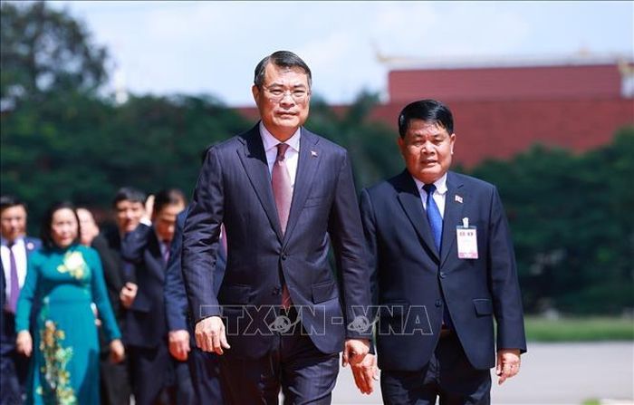 Thủ tướng Lê Minh Hưng đến đặt vòng hoa tưởng niệm tại Đài tưởng niệm các chiến sĩ vô danh ở thủ đô Viêng Chăn. Ảnh: TTXVN
