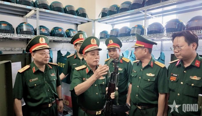 Kiểm tra công tác kỹ thuật tại Ban Chỉ huy Quân sự Phường Tân An (TP Cần Thơ).