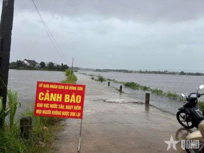 Chính quyền xã Đông Sơn cắm biển cảnh báo, hạn chế người dân di chuyển qua khu vực nguy hiểm. 