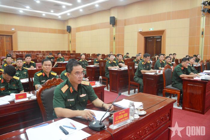 Các đồng chí lãnh đạo và đại biểu dự hội nghị. 