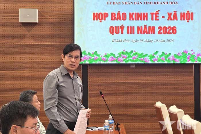 Đại diện địa phương trả lời các vấn đề phóng viên nêu. 