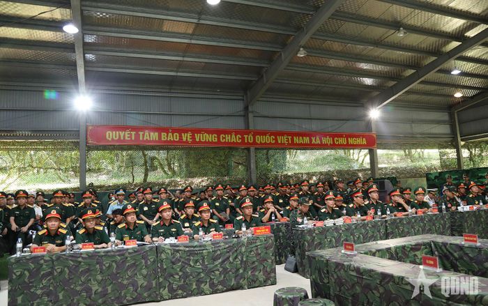 Các đại biểu theo dõi diễn tập.