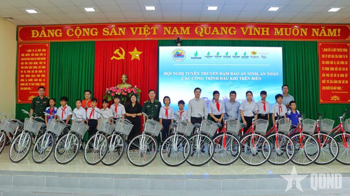 Tặng xe đạp cho học sinh là con ngư dân có hoàn cảnh khó khăn trên địa bàn xã Phước Hải. 