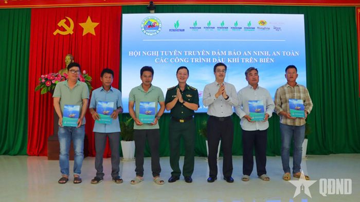  Tặng quà các ngư dân tại hội nghị.  