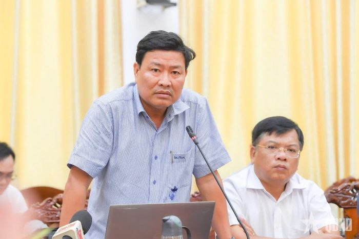Phóng viên trao đổi tại buổi họp báo.