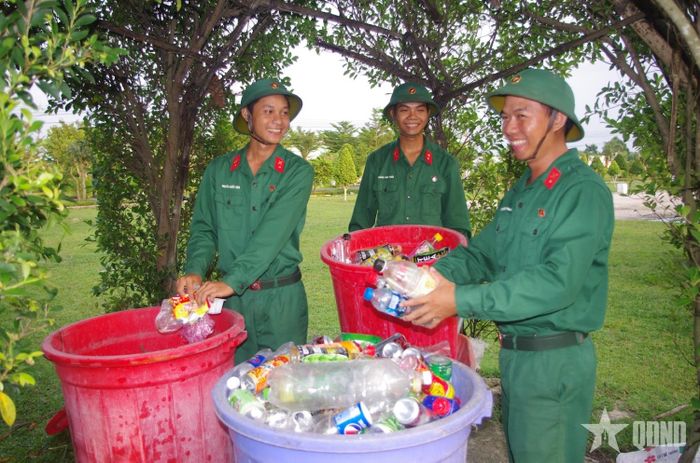  Chiến sĩ Sư đoàn 5 tham gia bảo vệ môi trường. 