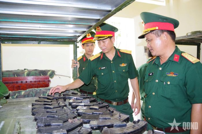  Trung tá Đặng Ngọc Khởi, Phó chủ nhiệm Hậu cần - Kỹ thuật Sư đoàn 5 (đứng giữa), kiểm tra việc sắp xếp, bảo quản vũ khí, trang bị. 
