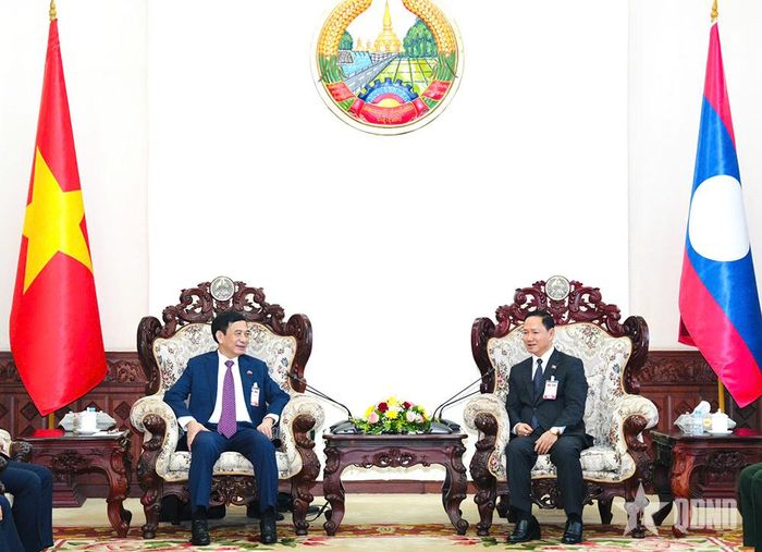  Đại tướng Phan Văn Giang hội kiến với Đại tướng Khamliang Outhakaysone.  