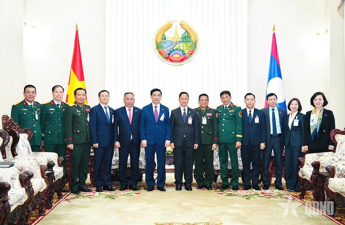  Đại tướng Phan Văn Giang và Đại tướng Khamliang Outhakaysone cùng đại biểu 2 Bộ Quốc phòng Việt Nam và Lào tại hội kiến.