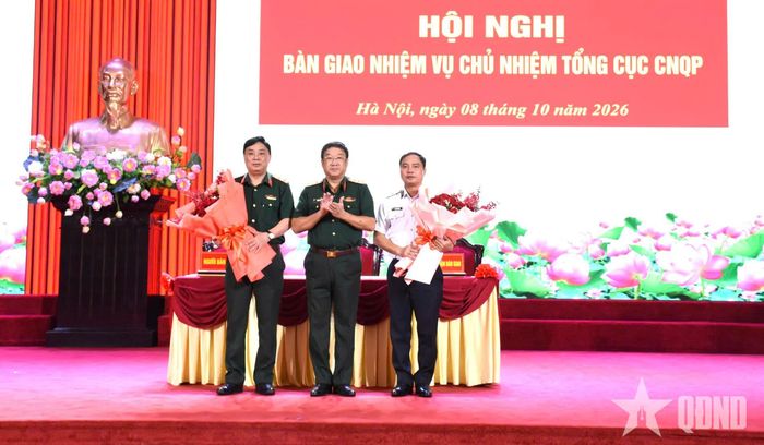 Thượng tướng Phạm Hoài Nam tặng hoa chúc mừng Trung tướng Hồ Quang Tuấn và Chuẩn đô đốc Nguyễn Văn Bách. 