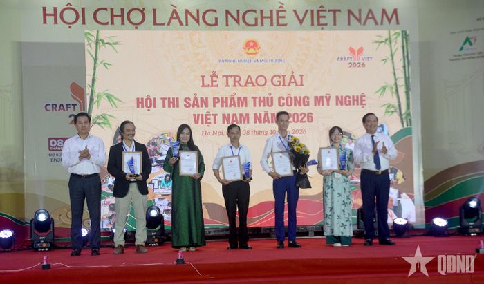 Lãnh đạo Bộ Nông nghiệp và Môi trường trao giải cho các tác giả đạt giải nhất Hội thi Sản phẩm thủ công mỹ nghệ Việt Nam năm 2026.