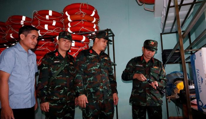 Đại tá Nguyễn Thế Vinh (ngoài cùng bên trái) kiểm tra vật chất cứu hộ cứu nạn tại xã Duy Nghĩa.