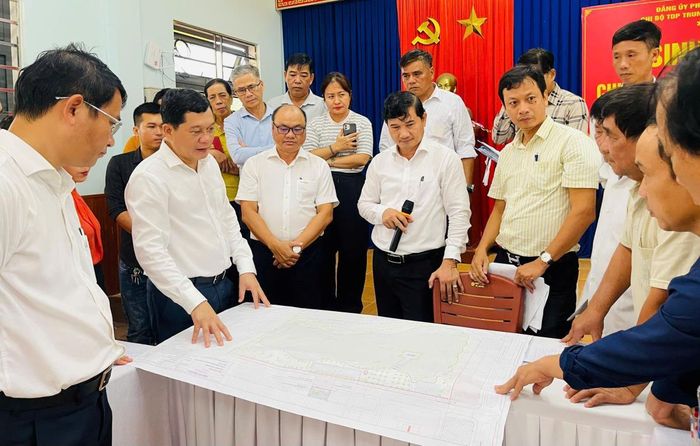 Phó Chủ tịch Thường trực HĐND TP Đà Nẵng Trần Phước Sơn làm việc với lãnh đạo phường Liên Chiểu và đơn vị tư vấn.
