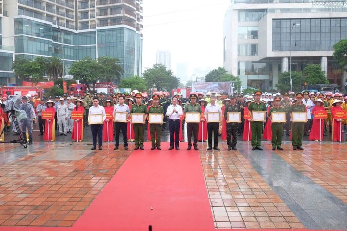 Phó Chủ tịch UBND TP Đà Nẵng Trần Nam Hưng khen thưởng cho các tập thể, cá nhân có thành tích xuất sắc trong cuộc thực tập.