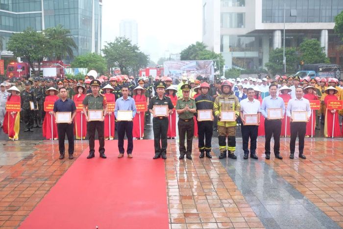 Thiếu tướng Nguyễn Hữu Hợp- Giám đốc Công an TP Đà Nẵng khen thưởng cho các tập thể, cá nhân có thành tích xuất sắc.