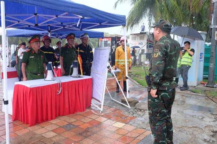 Đại tá Nguyễn Văn Tăng- Phó Giám đốc Công an TP Đà Nẵng nghe lực lượng cơ sở báo cáo về tình hình diễn biến của cuộc thực tập.