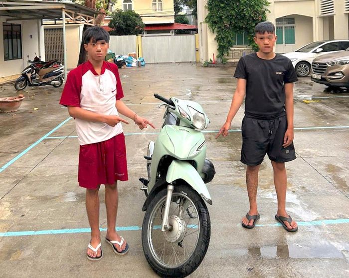 Khôi và Huy cùng tang vật vụ án.