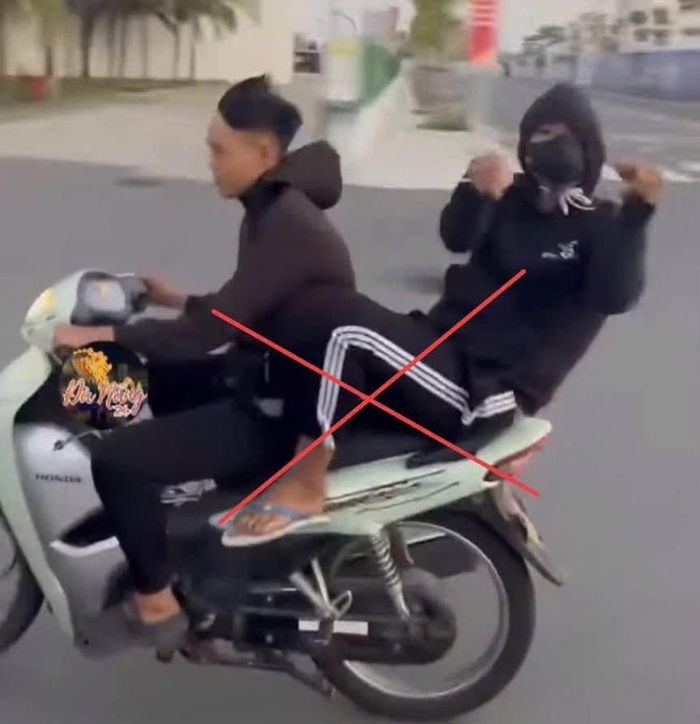 Hình ảnh Khôi và T. khiêu khích người đi đường trong clip lan truyền trên mạng xã hội.
