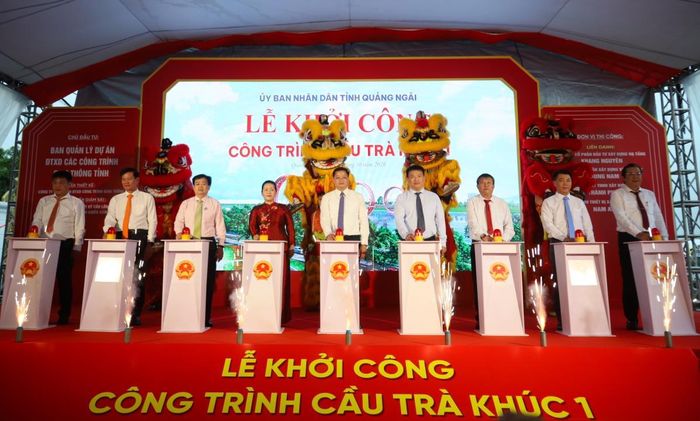 Bấm nút khởi công dự án