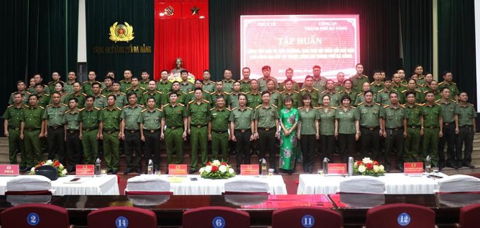 Các đại biểu chụp hình lưu niệm tại lễ khai mạc lớp tập huấn.