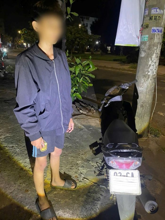Các đối tượng bị bắt cùng tang vật và phương tiện gây án.