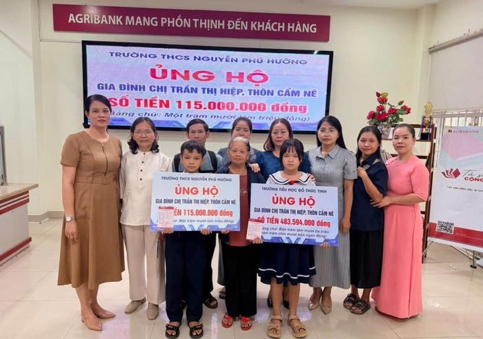 Đại diện Ủy ban MTTQ Việt Nam xã Hòa Tiến và lãnh đạo hai trường trao kinh phí hỗ trợ cho hai em.