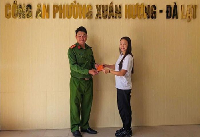 Chị Lee nhận lại tài sản bị thất lạc.