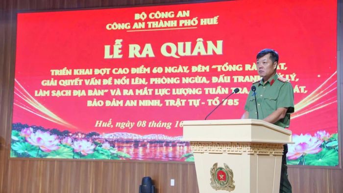 Đại tá Nguyễn Đình Dương, Bí thư Đảng ủy, Giám đốc Công an TP Huế, chủ trì buổi lễ.