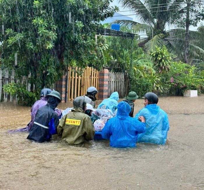 Lực lượng chức năng hỗ trợ di chuyển người dân đến nơi an toàn.